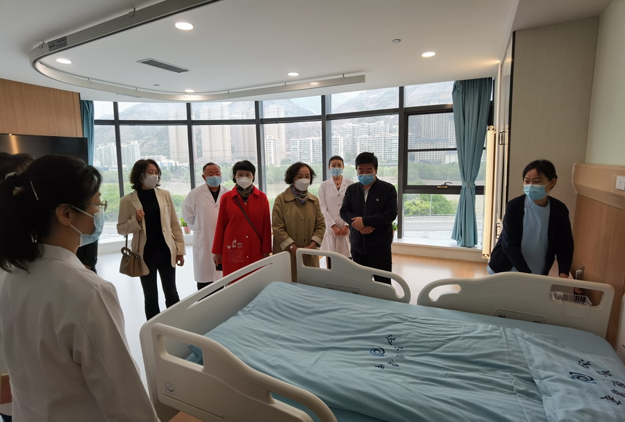 02黨委書記姜德民、校長任暉在甘肅達(dá)爾健康復(fù)醫(yī)院訪企拓崗_調(diào)整大小.jpg