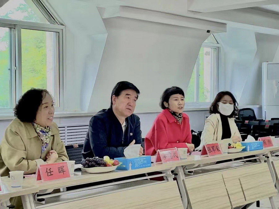 03黨委書記姜德民、校長任暉在蘭州手足外科醫(yī)院訪企拓崗_調(diào)整大小.jpg
