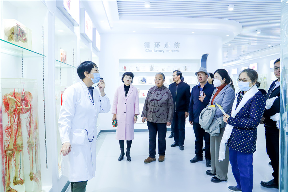 2023年3月21日   甘肅衛(wèi)生職業(yè)學院與奇正藏藥共建“藏醫(yī)藥產業(yè)學院”揭牌儀式 (5).jpg