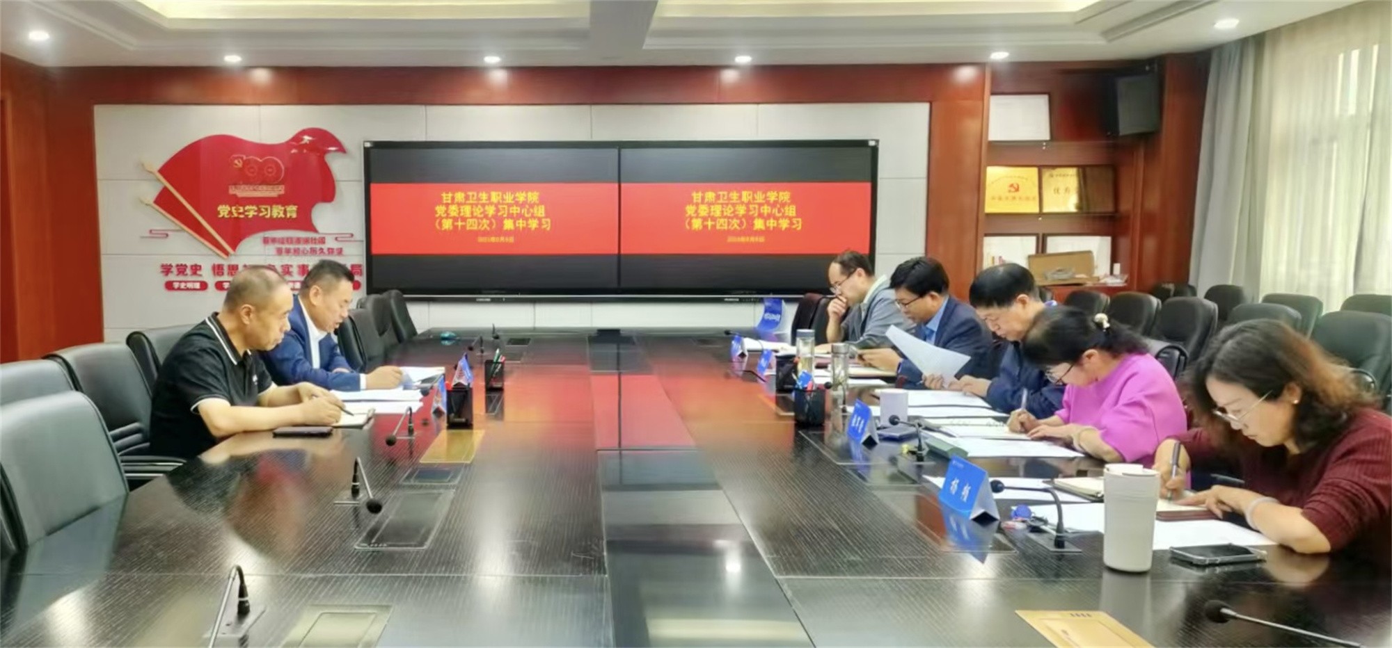 學(xué)校黨委理論學(xué)習(xí)中心組集中學(xué)習(xí)習(xí)近平法治思想照片.jpg